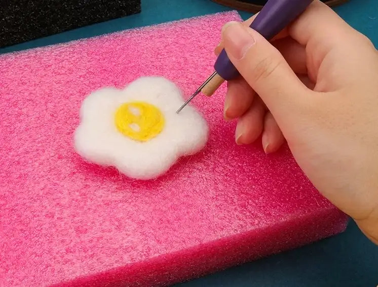 How Do You Needle Felting? 3 Felting needles Operation table img 1
